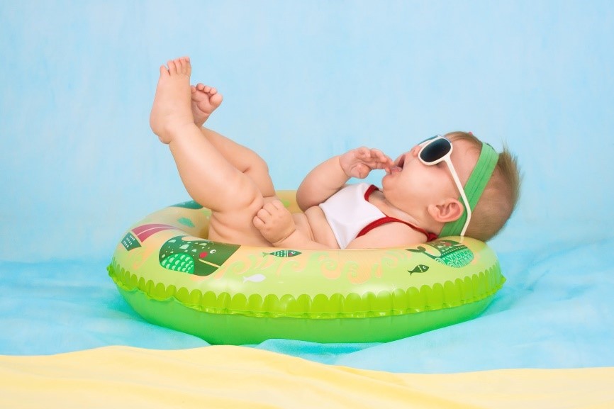 Bébé bouée été lunette de soleil vacances protection