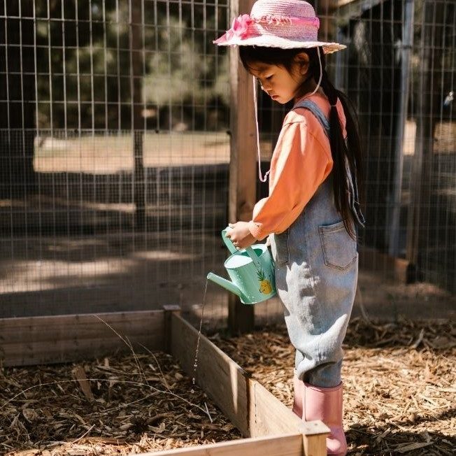 Petite fille jardinage carré mini-potager pour enfant