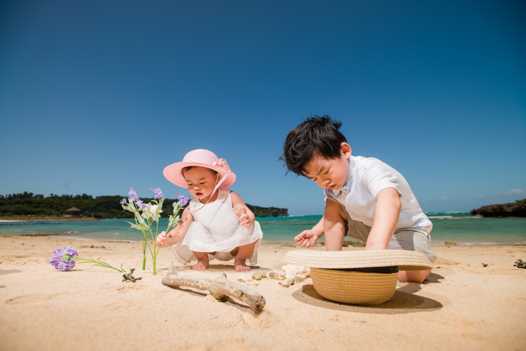 Enfant chapeau protéger bébé du soleil plage sable été soleil ciel