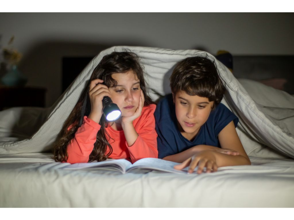 enfant chambre partagée conte lecture soir nuit