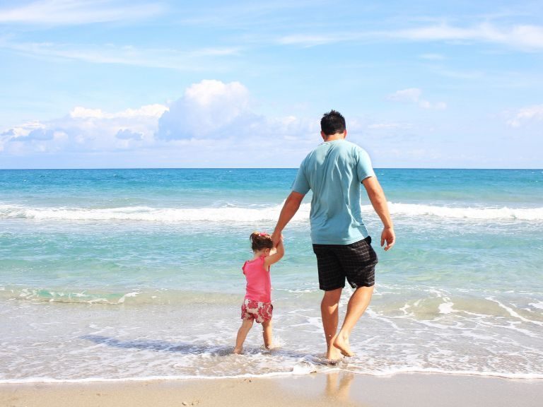 Famille plage soleil mer vacance été papa sable
