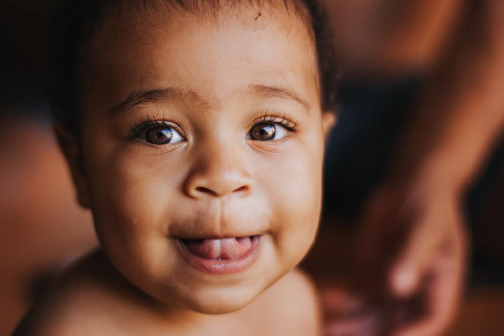 petite fille soleil peau foncée crème solaire protéger son bébé du soleil