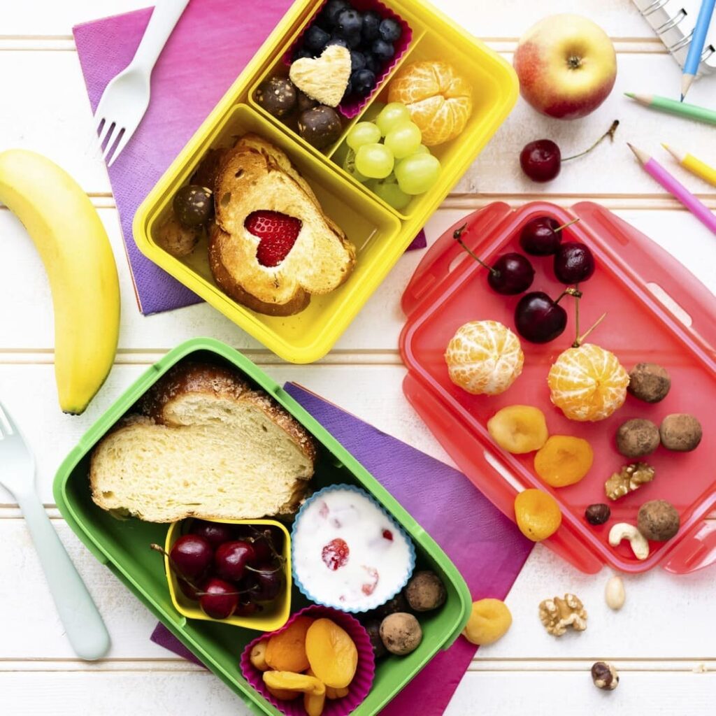 Goûter pour enfant en maternelle dans des boîtes à goûter.